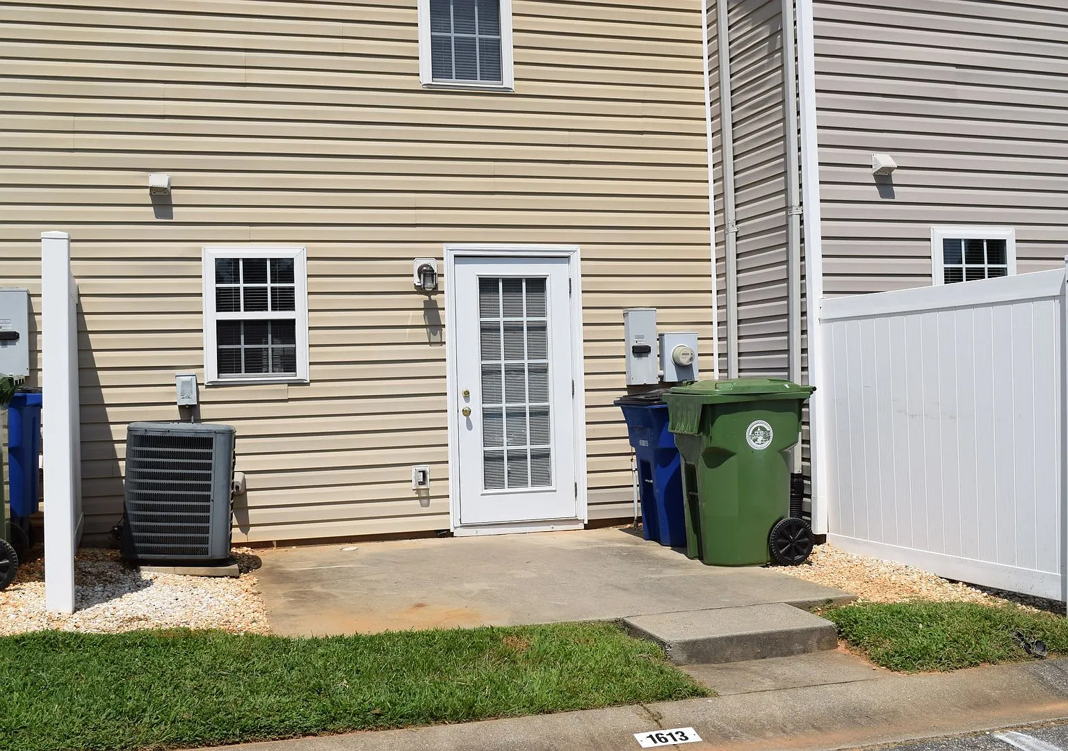 Spacious 2BR 2BA Townhome In Prime Location! — Photo 2