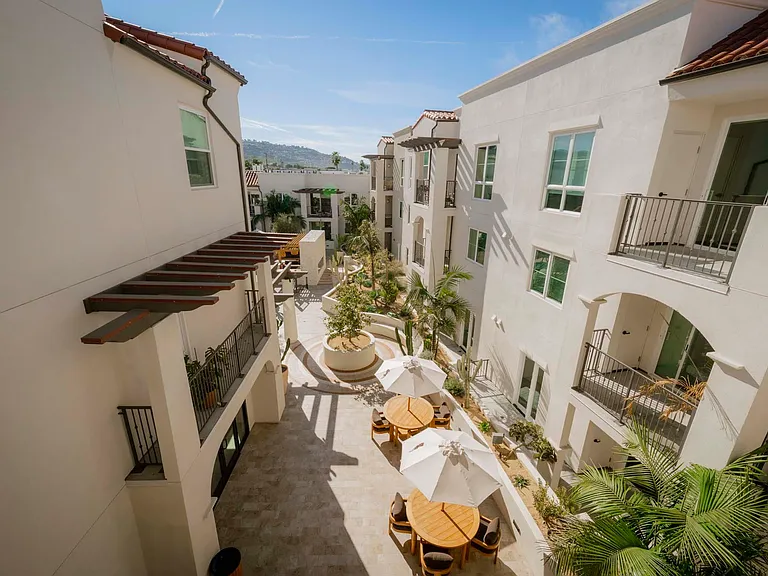 Eddy Redondo Residences — Photo 17
