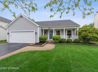 976 Dunhill Rd, Grayslake, IL 60030