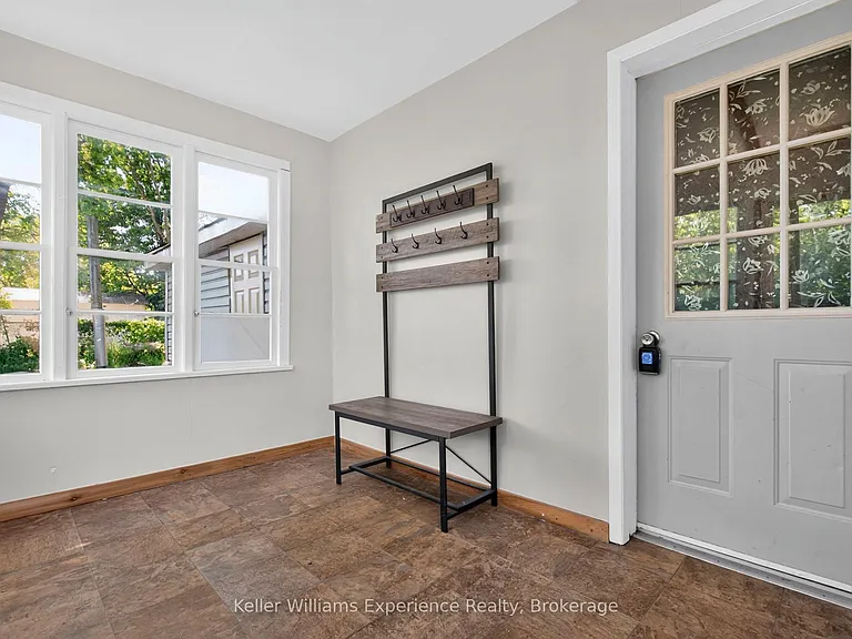 647 Ottawa St — Photo 3