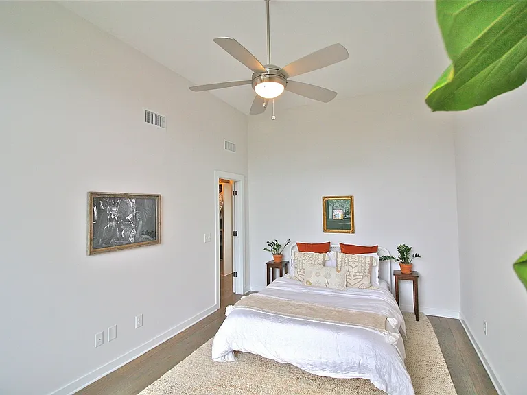 1029 Chester Ave — Photo 20