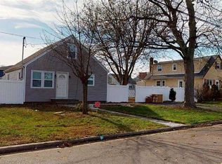 15 Halycon Rd, Lindenhurst, NY 11757