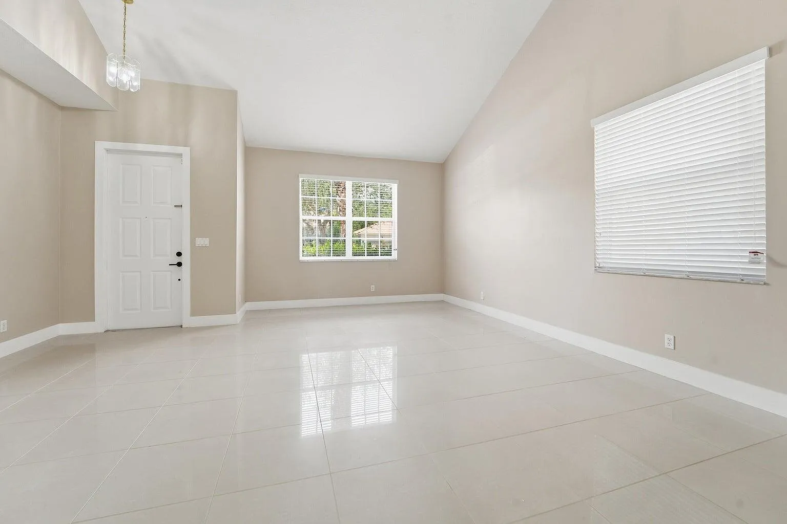 4 bed, 2.5 bath, 1840 sqft, $3,600 — Photo 4