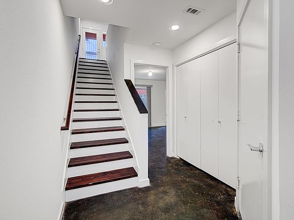5th image of 3028 Commerce St