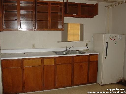 3rd image of 1631 N CENTER