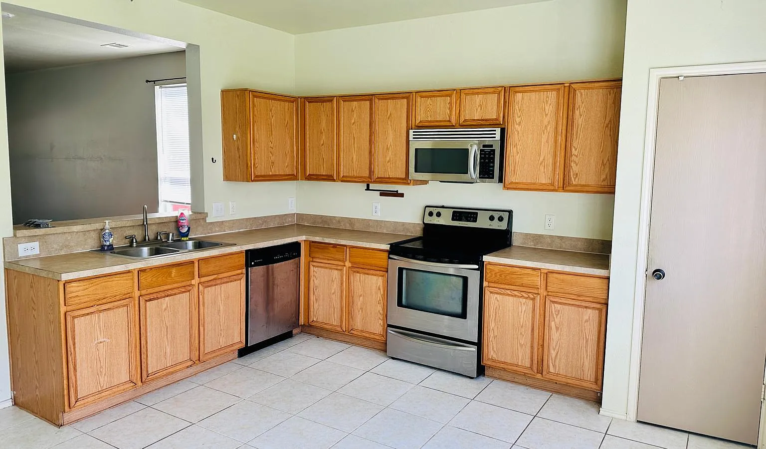 3 bed, 1446 sqft, $1,999 — Photo 3