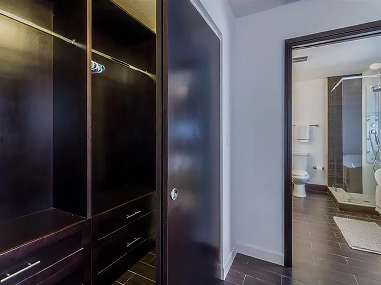 California style walk-in closet