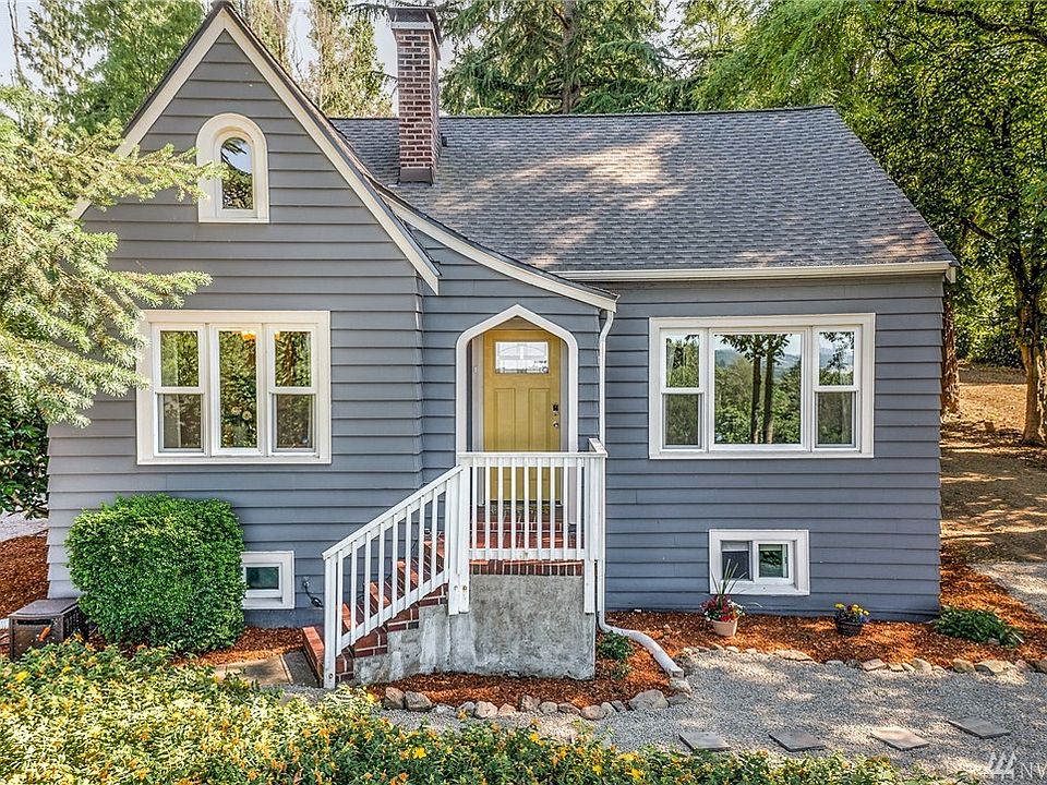 Want to live close to everything, but feel like your in the country on this private half acre with city & sunset views? This is the home for you!  Fully remodeled in 2017, just move in and enjoy! Call or text me if you want a private showing - if your brokers out of town because of the heat, I am happy to help them out!