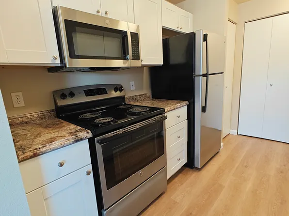 6007 Lakeview Dr #6, Kirkland, WA 98033