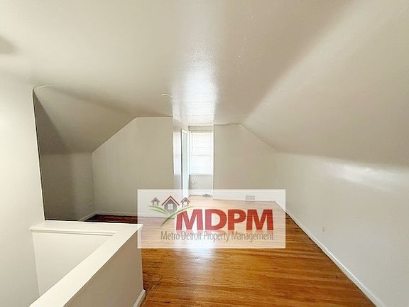 5th image of 18497 Sussex St