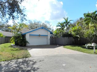 32 Cedar Way, Cooper City, FL 33026