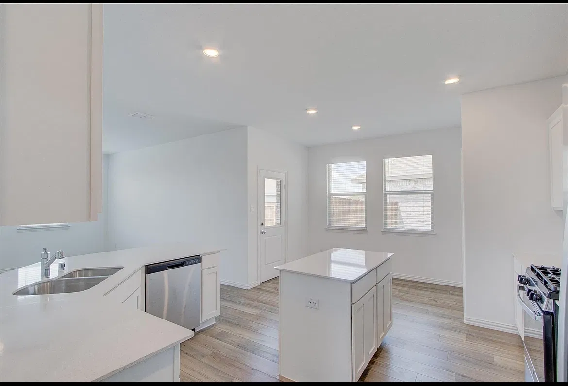 4 bed, 2000 sqft, $3,000 — Photo 4
