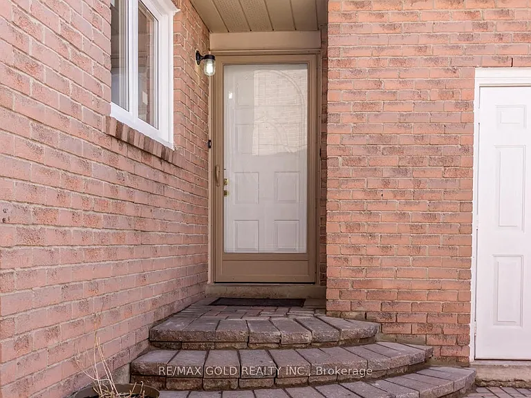 46 Kesteven Cres — Photo 2