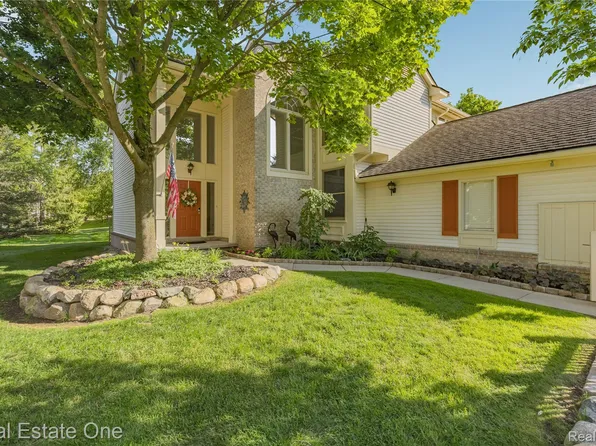 7105 Winding Brook Ct, West Bloomfield, MI 48322