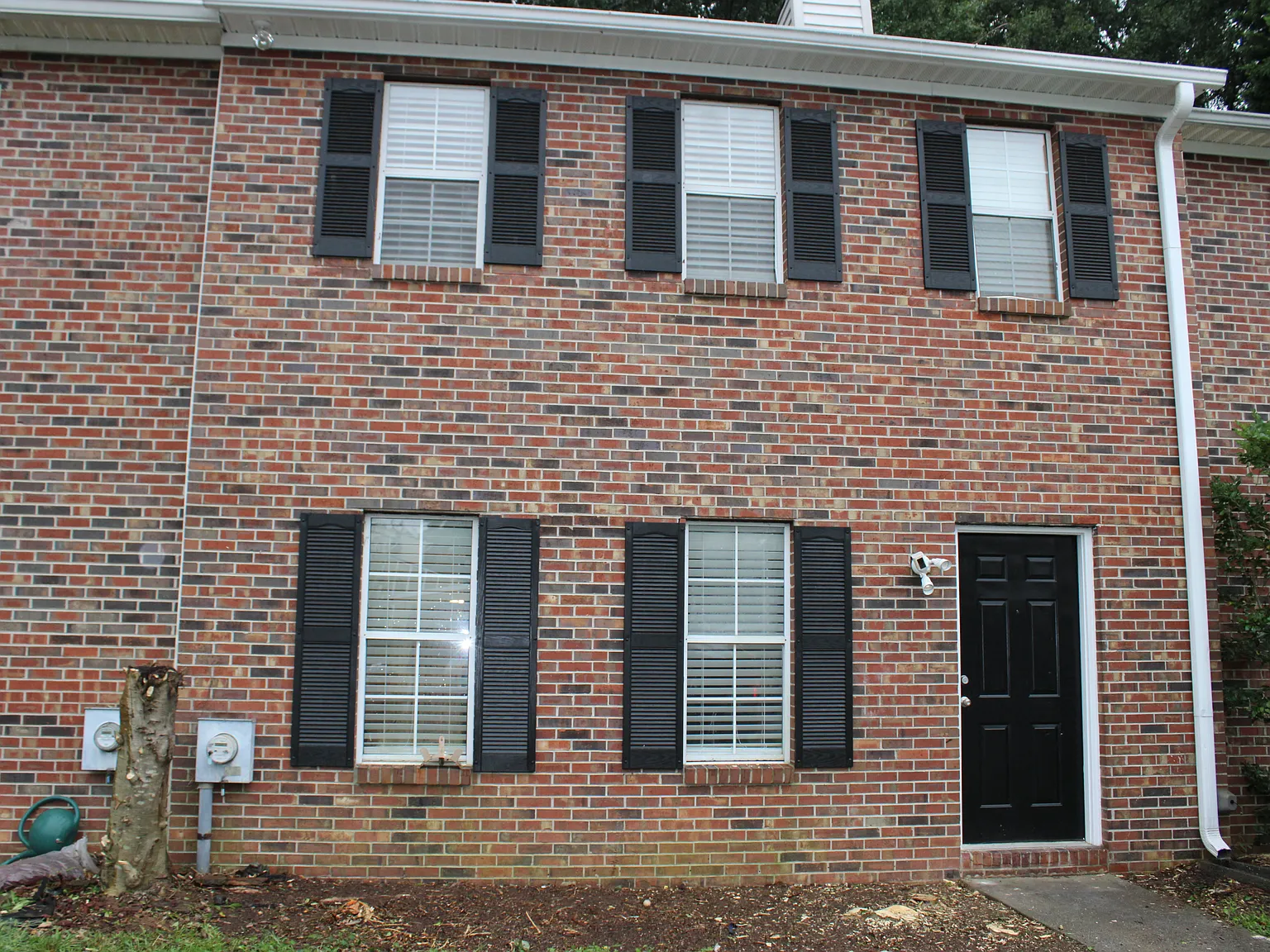 3 bed, 2.5 bath, 1452 sqft, $1,900 — Photo 1