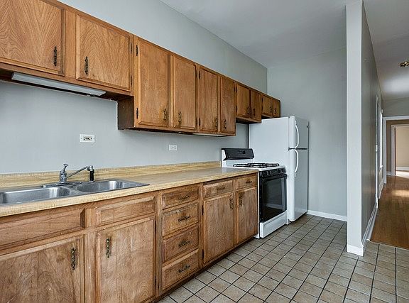 5th image of 643 Hinman Ave