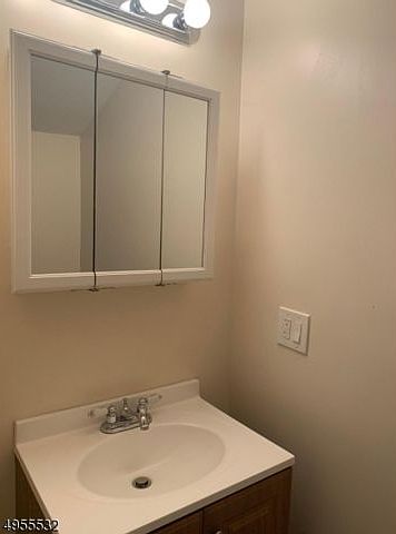 2nd image of 806 Lyons Ave