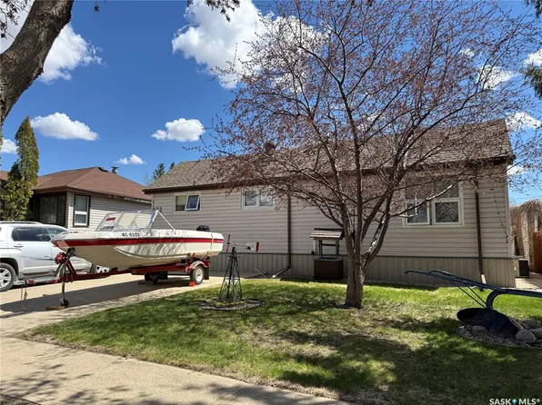 72 11th STREET, Weyburn, SK S4H 1J3