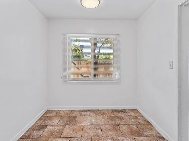 1225 N Lincoln St — Photo 17