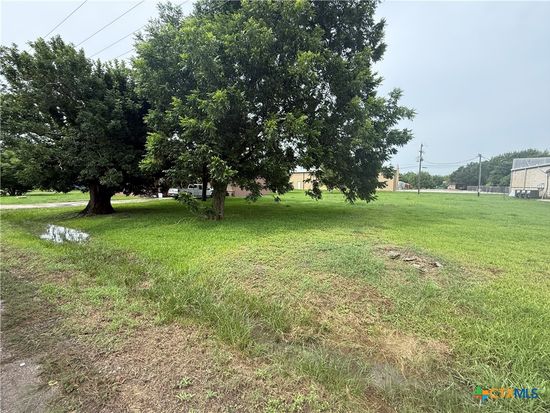 44 Garcitas St, Edna, TX 77957