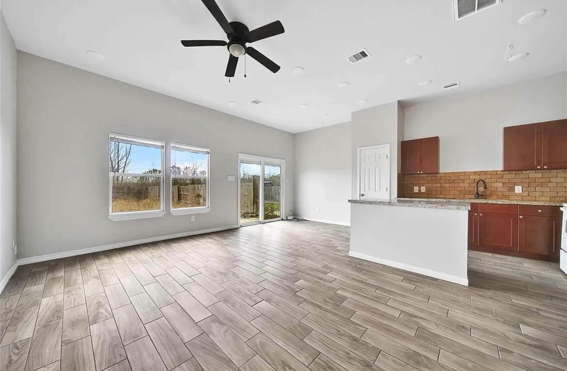 3 bed, 2.5 bath, 1500 sqft, $1,799 — Photo 3