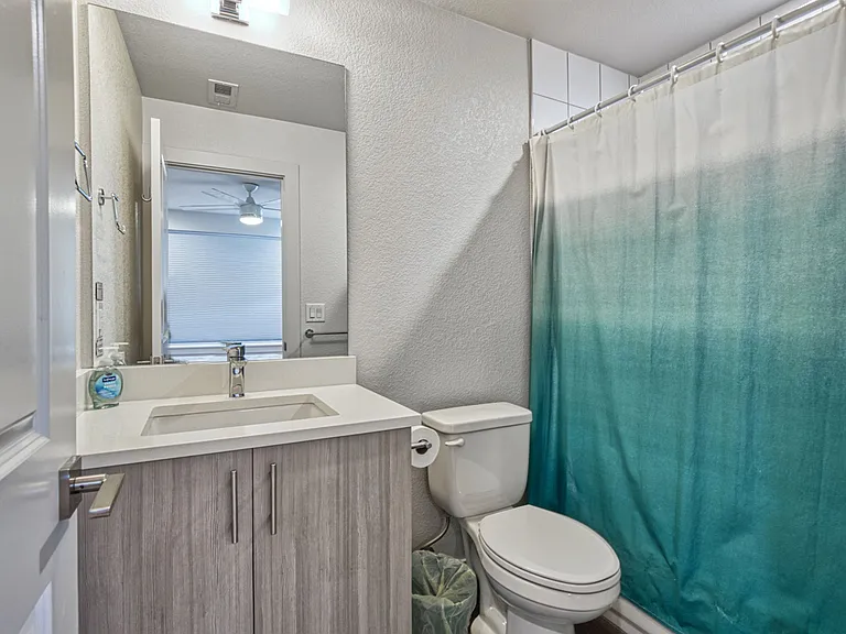 First floor ensuite full bathroom