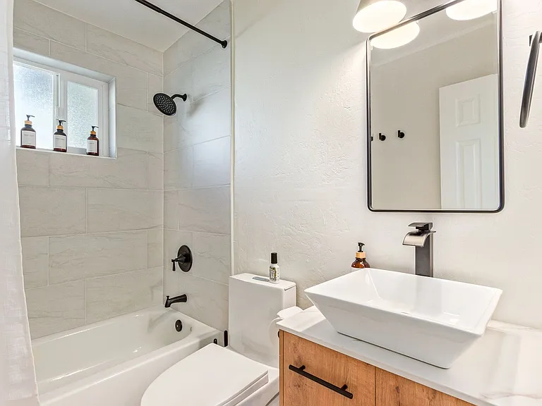930 E Henry St #B — Photo 5