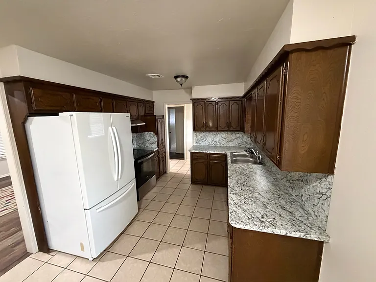 814 SW 25th St — Photo 3