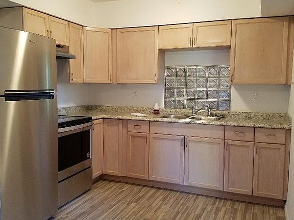 4th image of 1418 Russell Ave