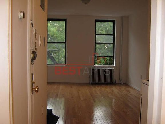5th image of 215 E 5th St APT 4