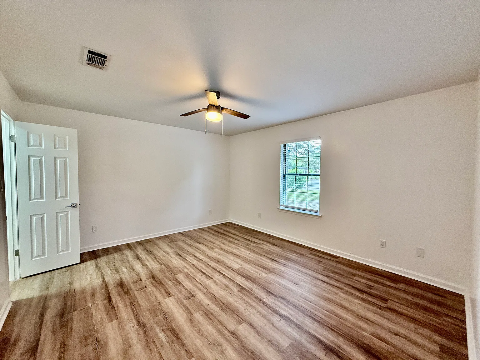 Updated Home Close to NAS — Photo 4