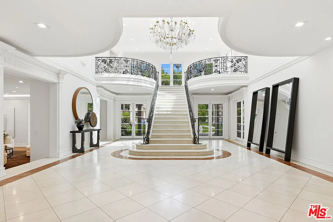 9 bed, 13.0 bath, 13404 sqft, $65,000 — Photo 2