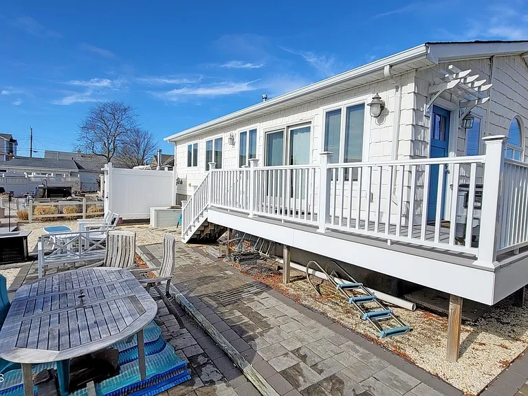 115 Charles Blvd — Photo 18