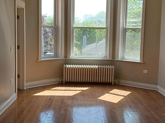 4th image of 945 Elgin Ave #2