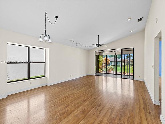 3rd image of 4920 Boxwood Cir