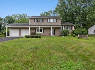 11 Steven Rd, Kendall Park, NJ 08824