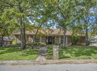 1724 Rock View Ct, Fort Worth, TX 76112