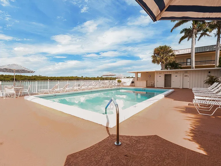 225 Beach Rd #205 — Photo 31
