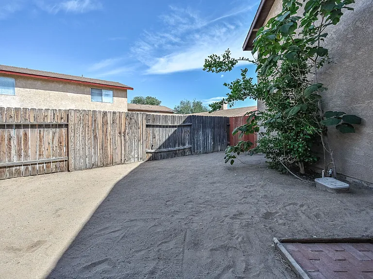 1021 W Perdew Ave — Photo 14