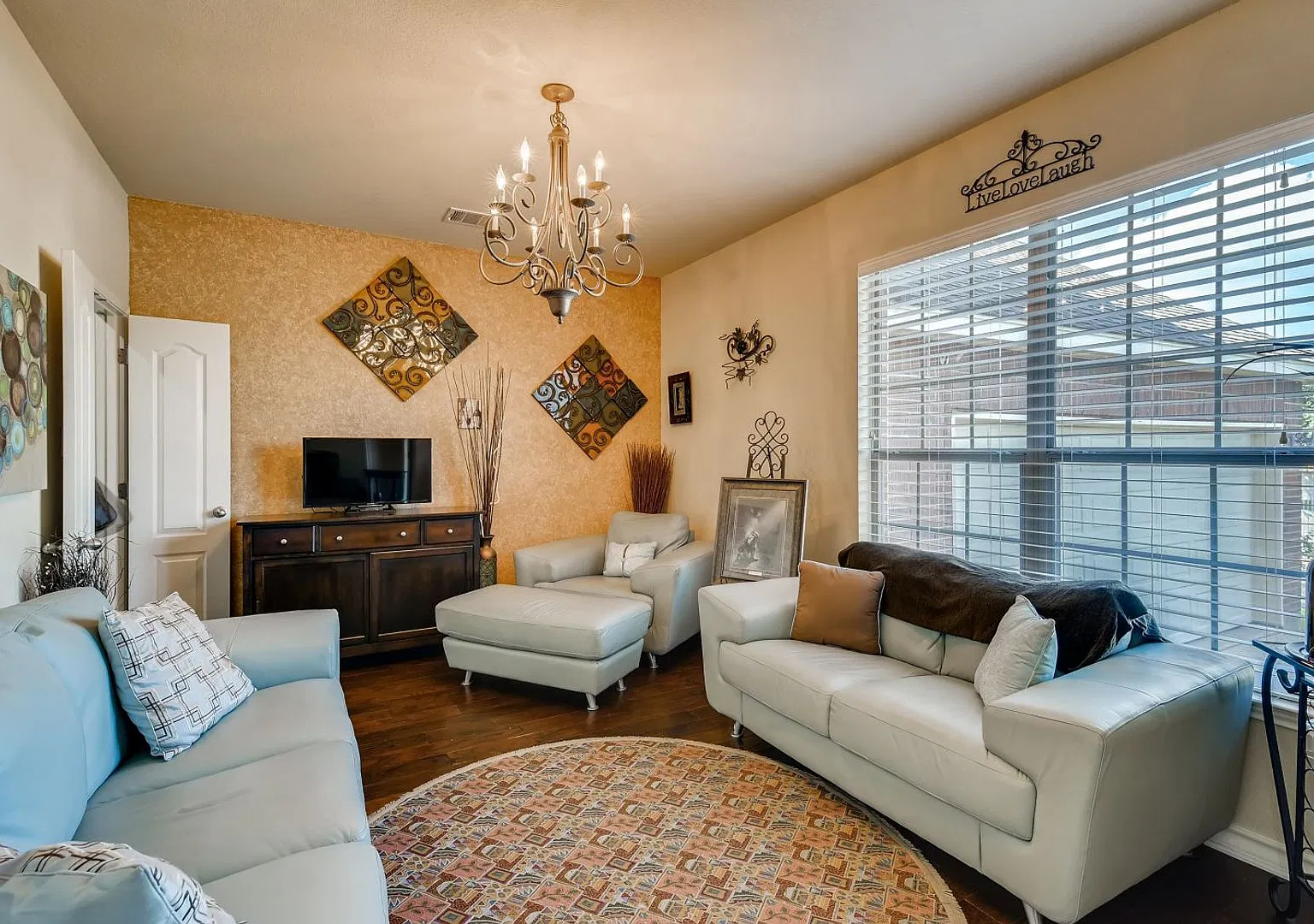 Beautiful 4-Bedroom 3.5-Bathroom in The Glen at Stone Oak! — Photo 4
