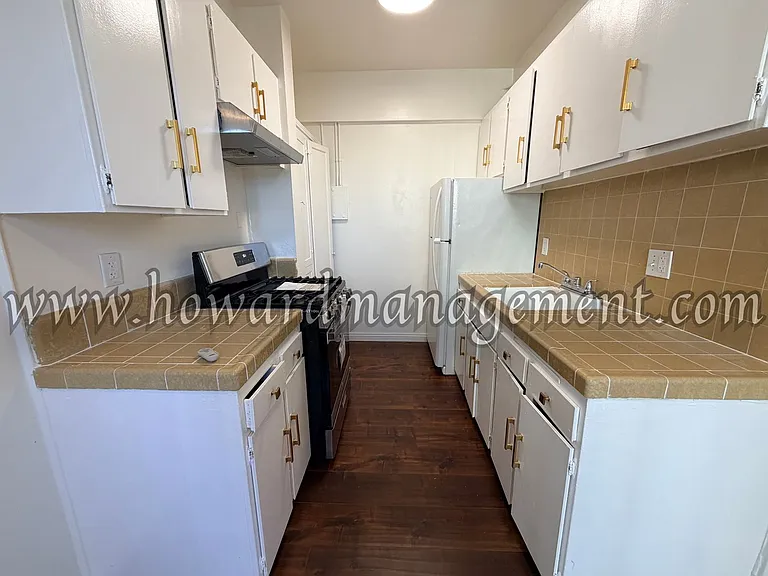 Wilshire Mediterranean Apartments — Photo 29