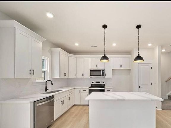 4th image of 827 Holland Ave