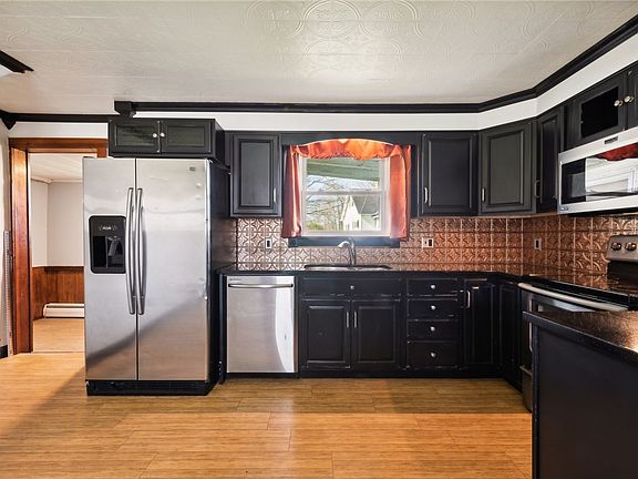 4th image of 209 Sherman St