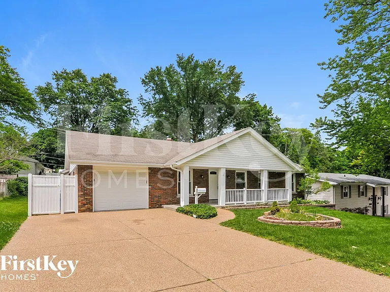 305 Elmhurst Dr — Photo 1