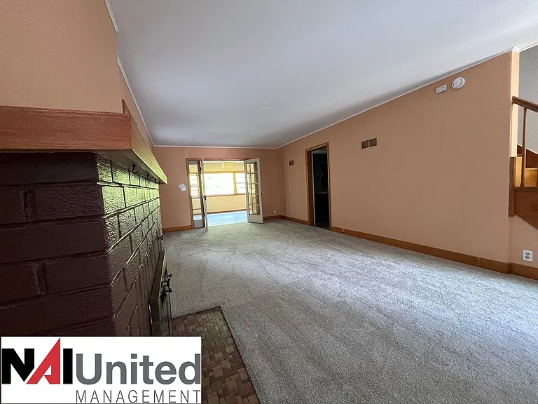 2814 Summit St — Photo 3