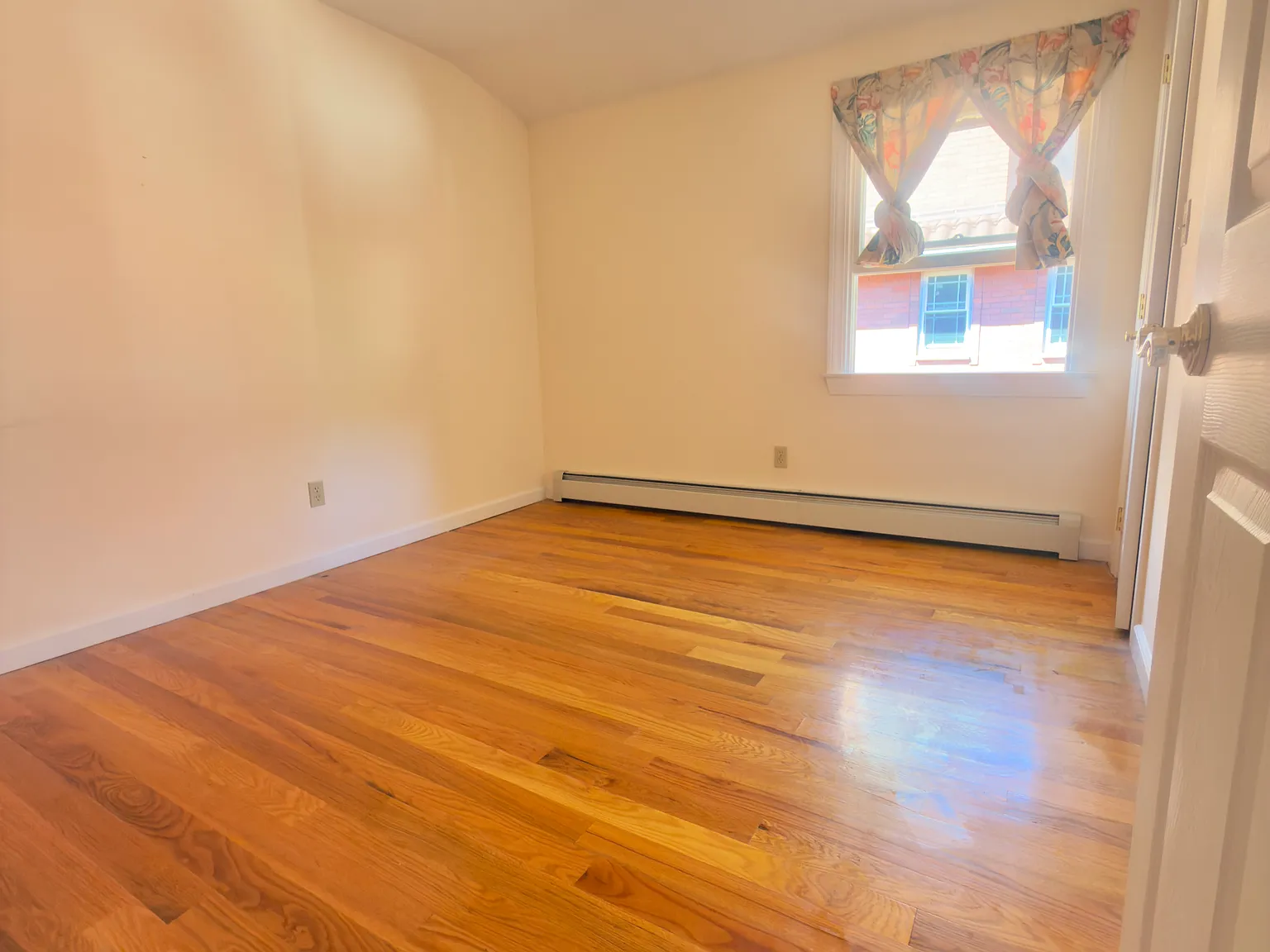 3 bed, 1350 sqft, $3,200 — Photo 4