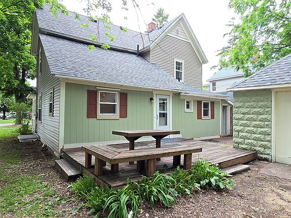 2nd image of 914 6th Avenue E