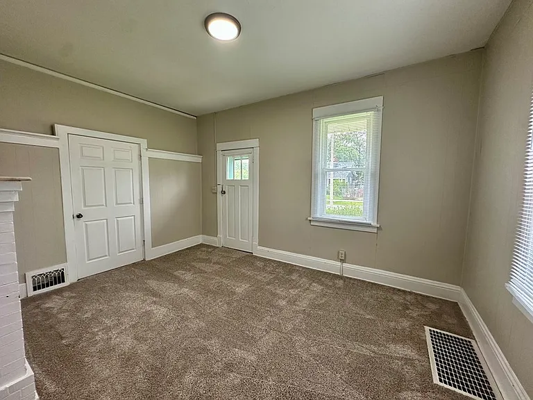922 Center Point Rd NE — Photo 3