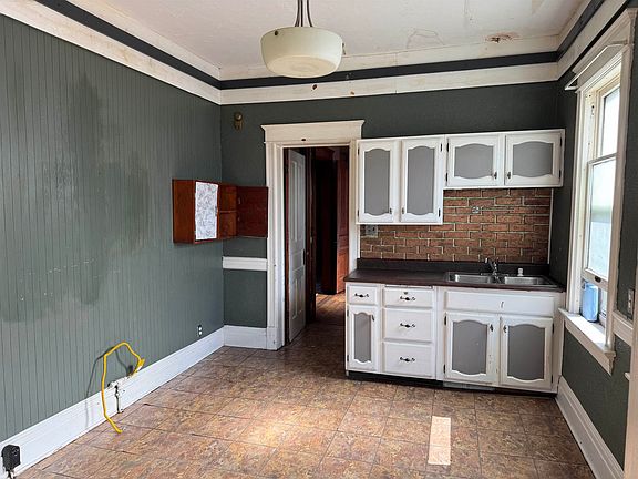 2nd image of 1602 Clark St