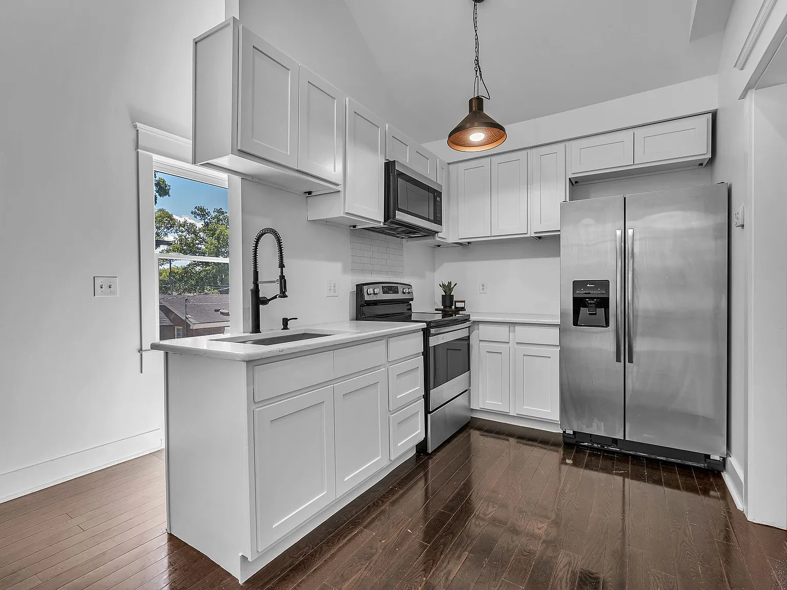 945 Mansfield Ave — Photo 1